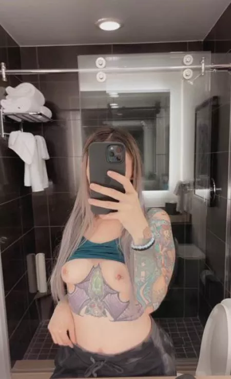 I hope kinky fit goth sluts are welcome here 🥰