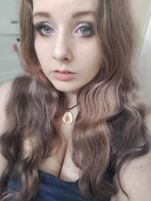 I just don't know what to do with my face in selfies