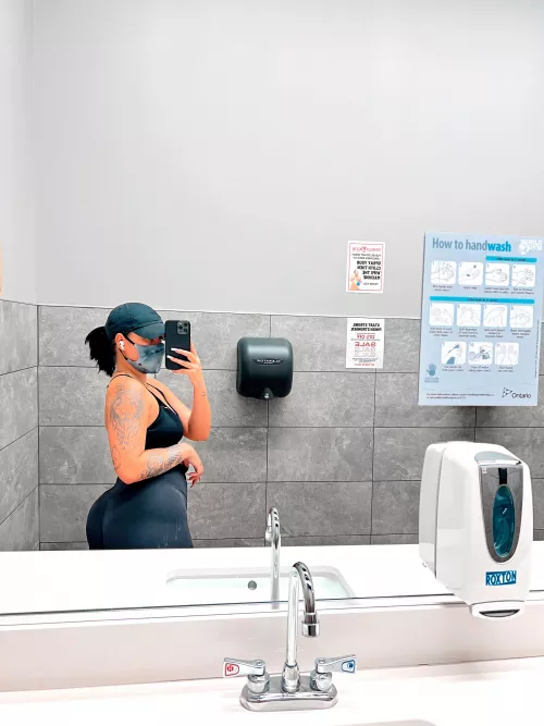 I just had an amazing leg day, can you tell? 🍑