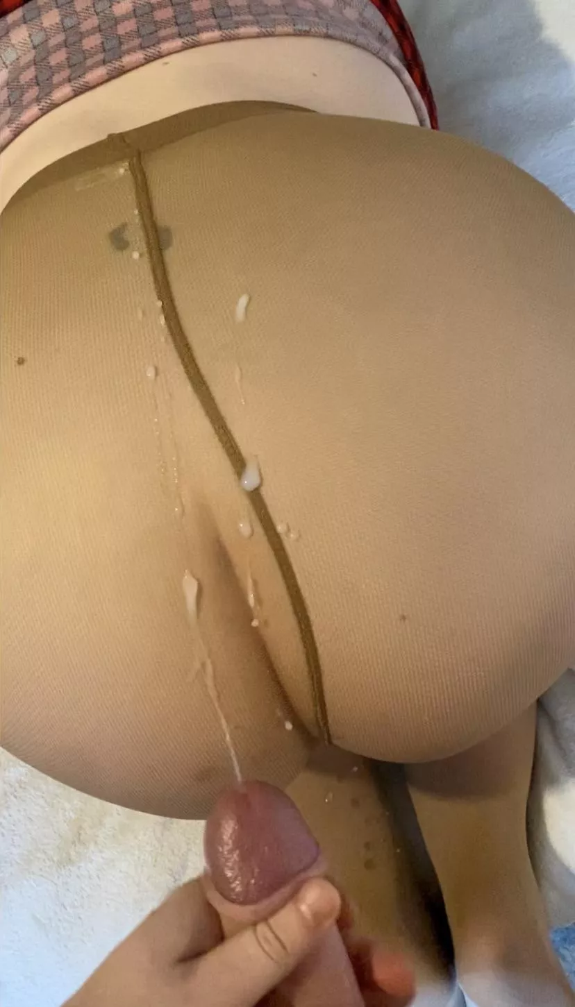 I just love it when he cums over my ass in pantyhose 🥵😘