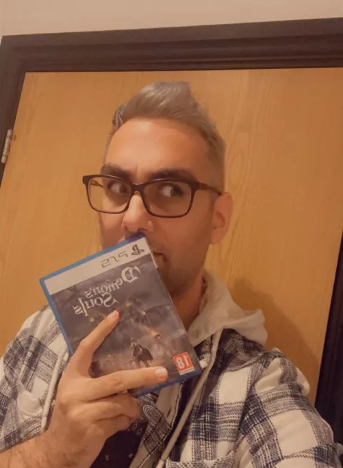 I just picked up Demonโs Souls, Send help!
