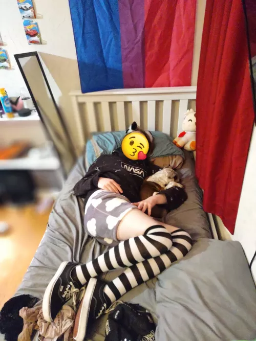 I just wanna cuddle with someone 🥺