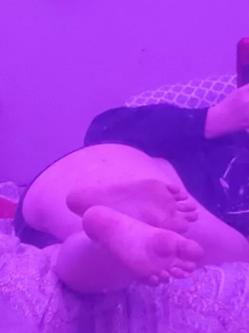 I just wanna smother you with my feet π I just wanna smother you with my feet π
