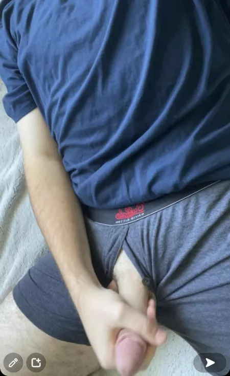 i just want a booty on my lap while I game π