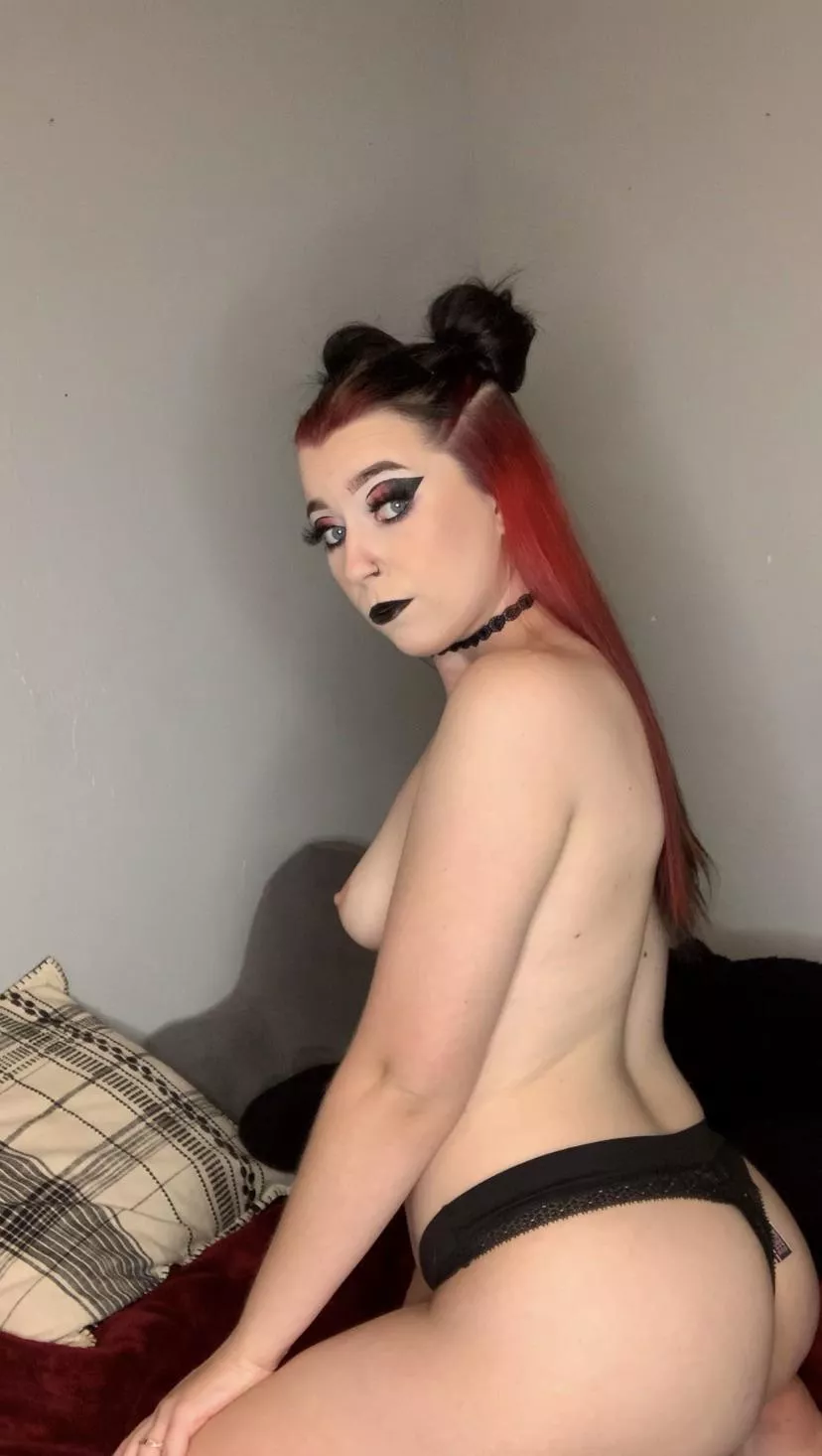 I just want to be your new favorite goth slut 😈 I just want to be your new favorite goth slut 😈