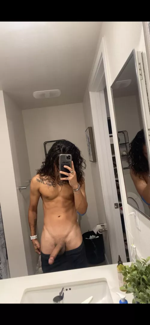 I just wish someone would walk in the bathroom while I’m like this and joins me for some fun😏