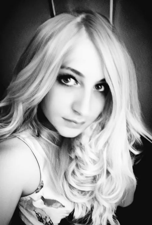 I know black & white pics don't do so well here, but I look so freakin' cute. Praise me? :3