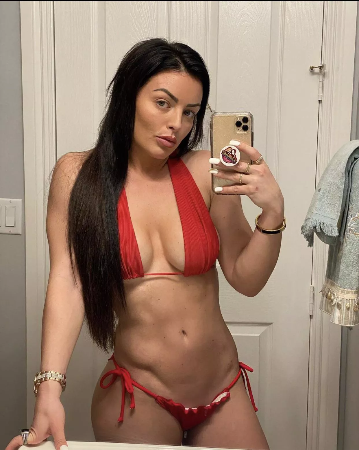 I know I’m not the only one who thinks she is way hotter with dark hair!! 🤤😈