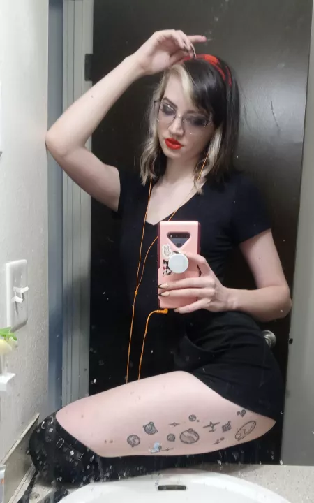 I know my mirror is dirty- Outfit for work 🖤🍻❤️ I know my mirror is dirty- Outfit for work 🖤🍻❤️