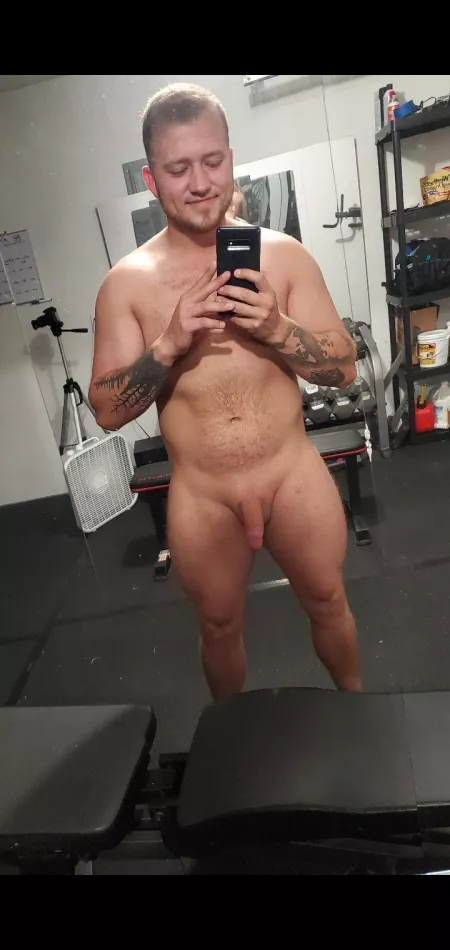 I leave the country for a year next week and it makes me wish I was better at hooking up with the women on tinder😅