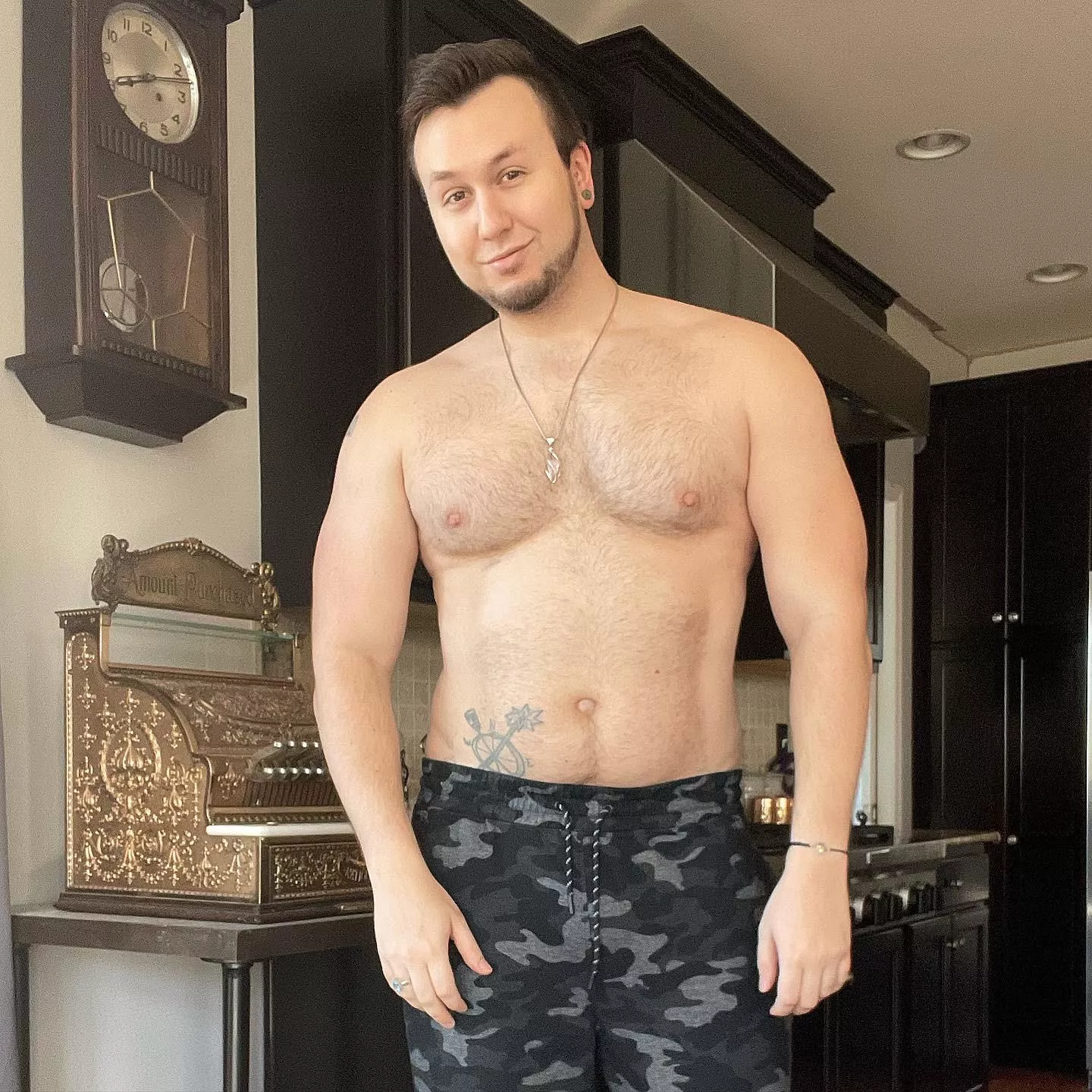 I like carbs, reality tv, and dogs. ❤️