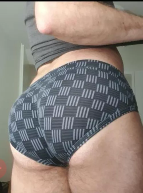 I like men to take off my pants to grab and spank my ass... What do you like?