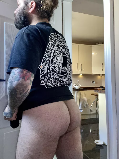 I like showing off my fat ass. And I want to make friends. Message me? 33, UK.