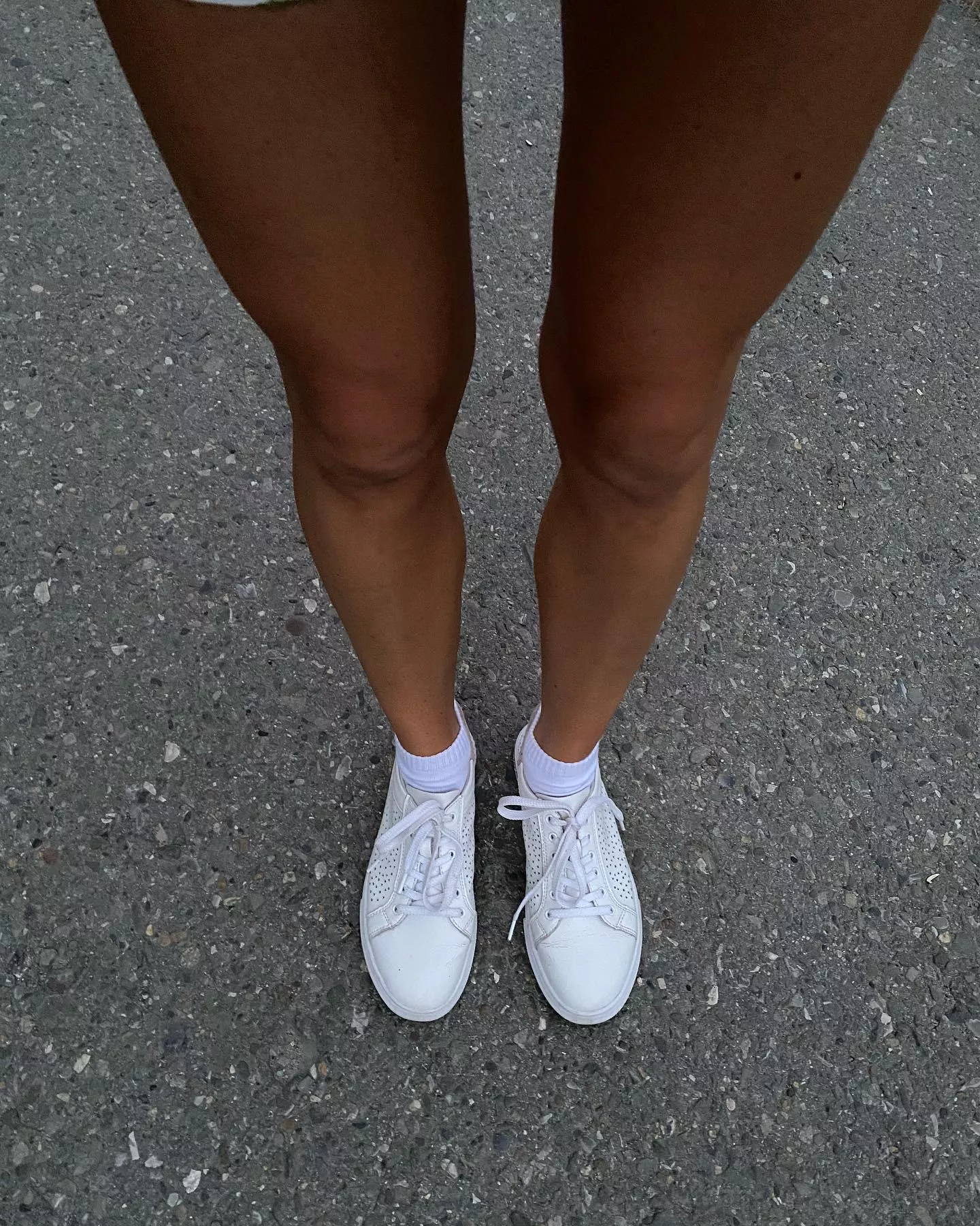 I like the contrast of white shoes and tanned legs 😉