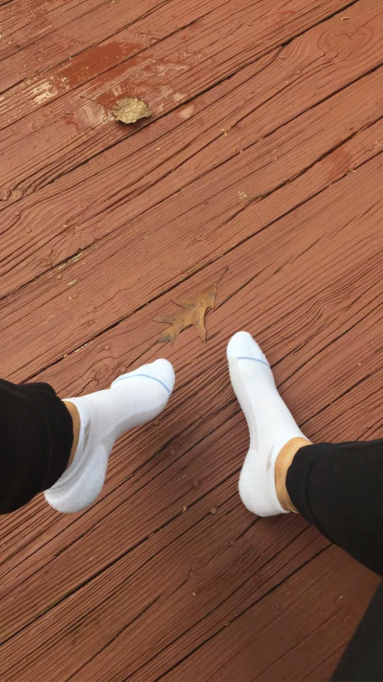i like the socks and all, but the anklet is my favorite thing about this picture 🥰
