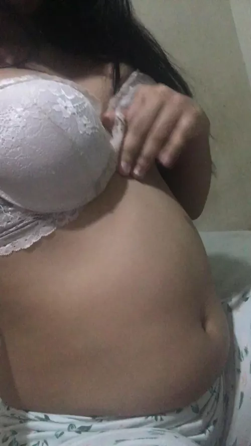 I like to be full to burst, I like how my belly looks, I am looking for someone to feed me to achieve my goal of 100 kilos, here I leave my kik gamezmichelle04 I am willing to give it my all and have new challenges 😈😈
