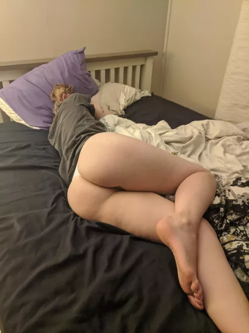 I like to catch my girl sleeping like this. Pull her thong off and rub that ass