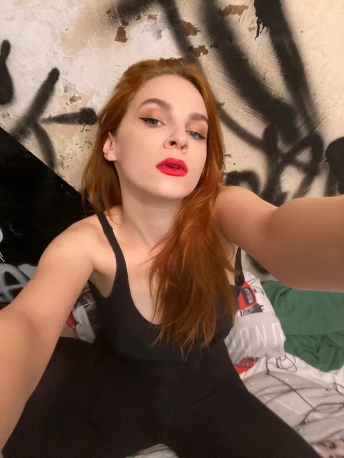 I like to do bright makeup, do u like the way the makeup looks on me? I like to do bright makeup, do u like the way the makeup looks on me?