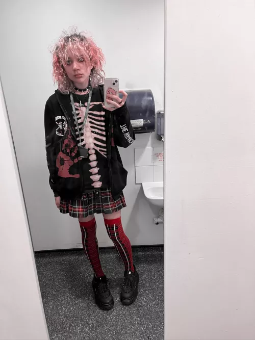 i look best in toilet mirrors :3 i look best in toilet mirrors :3