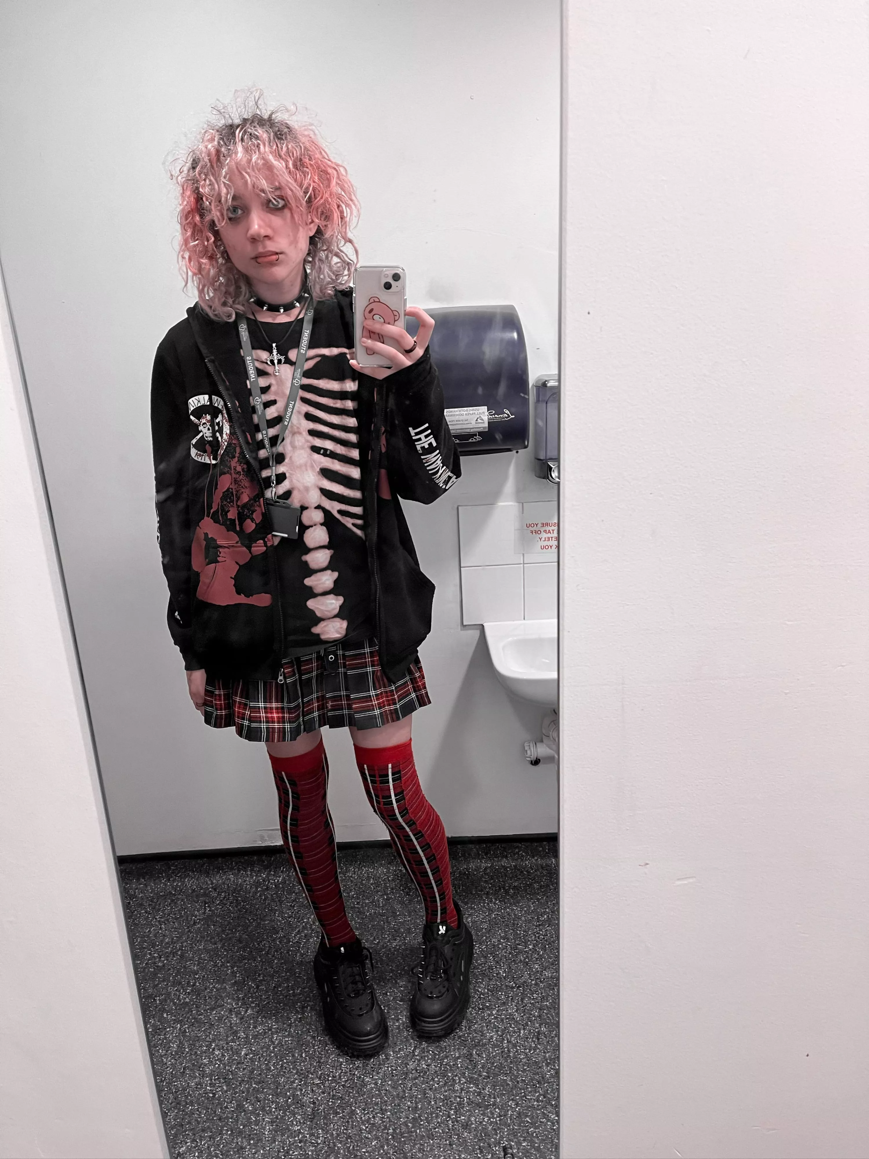 i look best in toilet mirrors :3