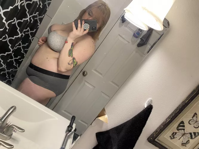 I love a good mirror selfie, I hope you do too :) I love a good mirror selfie, I hope you do too :)