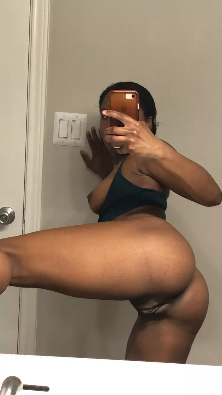 I love a good post workout (f)uck. Who’s got me ?