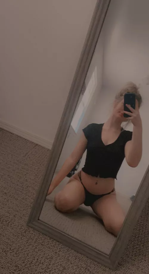 i love an all black outfit;)