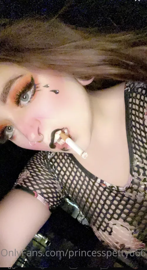 I love doing my makeup and getting sexy to smoke π€€