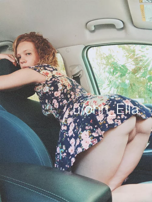 I love flashing my pussy in the car I love flashing my pussy in the car