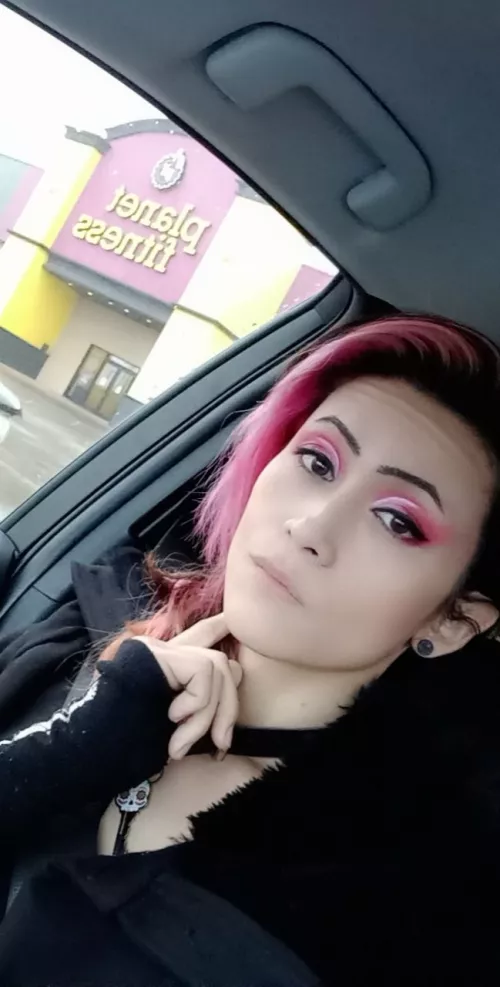 I love going to the gym in goth outfits ππ€£π