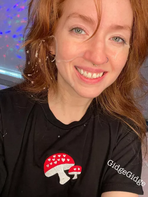 I love having a face full of cum!! A friends gf broke up with him soo I let him cum on me lol