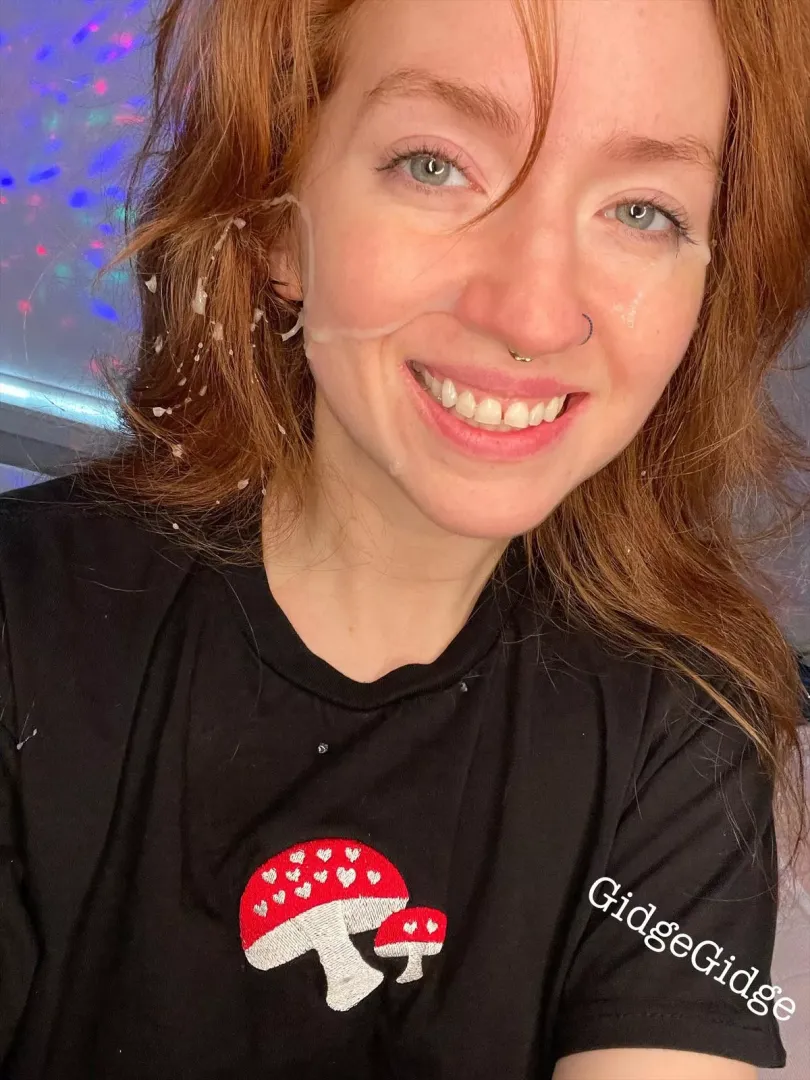 I love having a face full of cum!! A friends gf broke up with him soo I let him cum on me lol