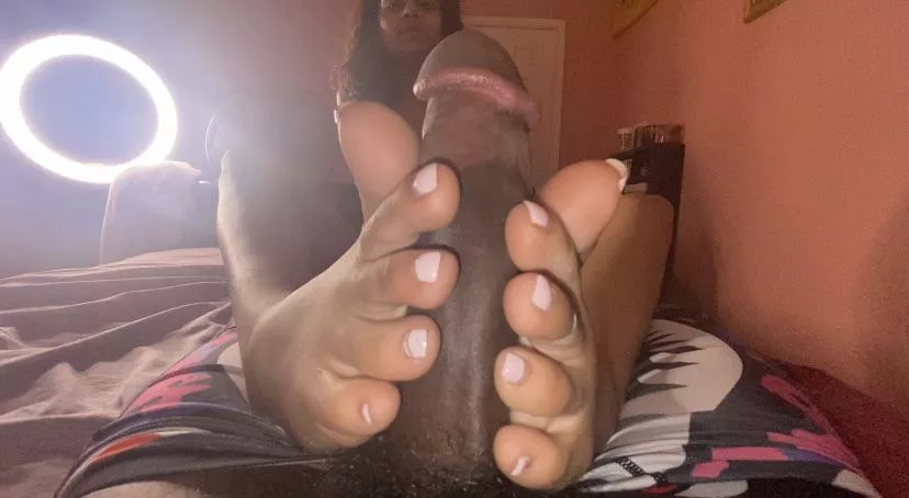 I love how my toes feel wrapped around a dick🥵