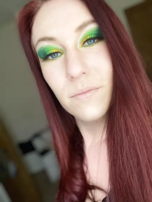 I love how the green contrasts with my hair here I love how the green contrasts with my hair here