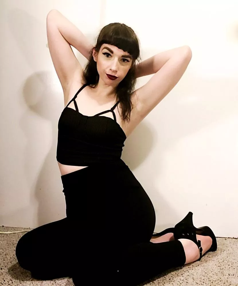 I love how weak and desperate you are for my armpits.