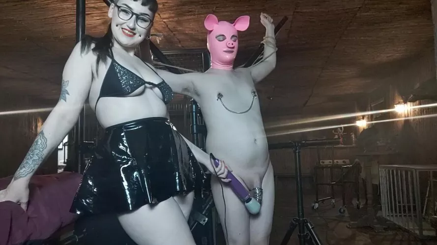 I love keeping my bitch locked up in chastity & occasionally treating them to a caged vibrator orgasm when they've been good 😈