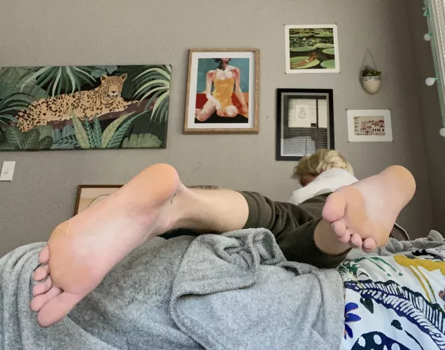 I love laying at home just existing and chilling while youβre sitting behind a desk trying to hide your hard dick at work.