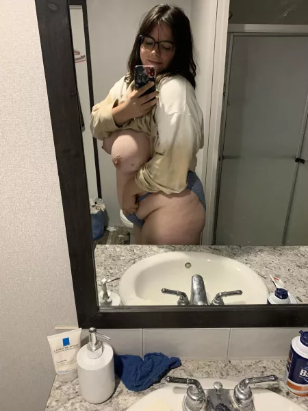 I love lounging in oversized sweaters, bra less all day in the house. π₯° I love lounging in oversized sweaters, bra less all day in the house. π₯°