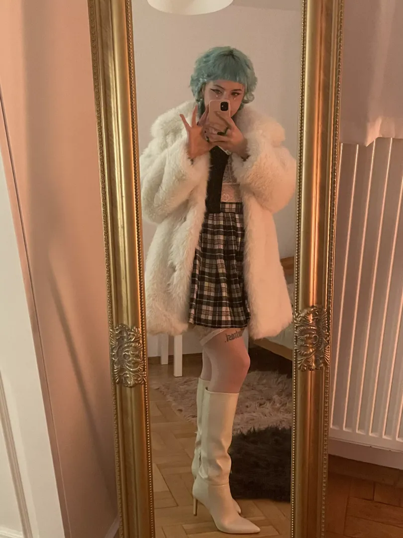 I love my bitchy outfit here. ^^