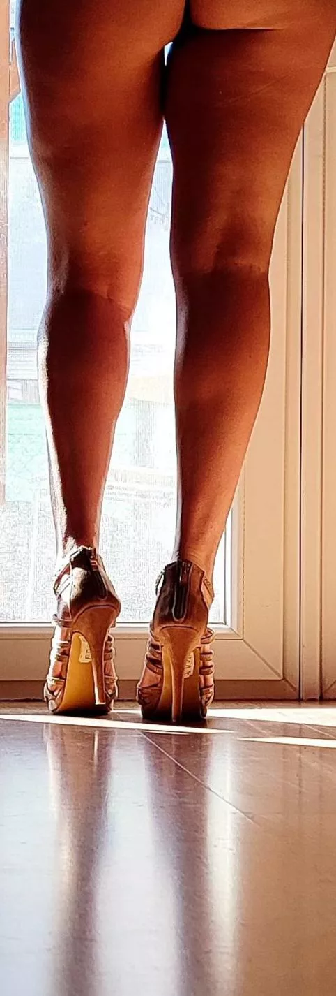 I love my leg when i wear high heels 😊 I love my leg when i wear high heels 😊