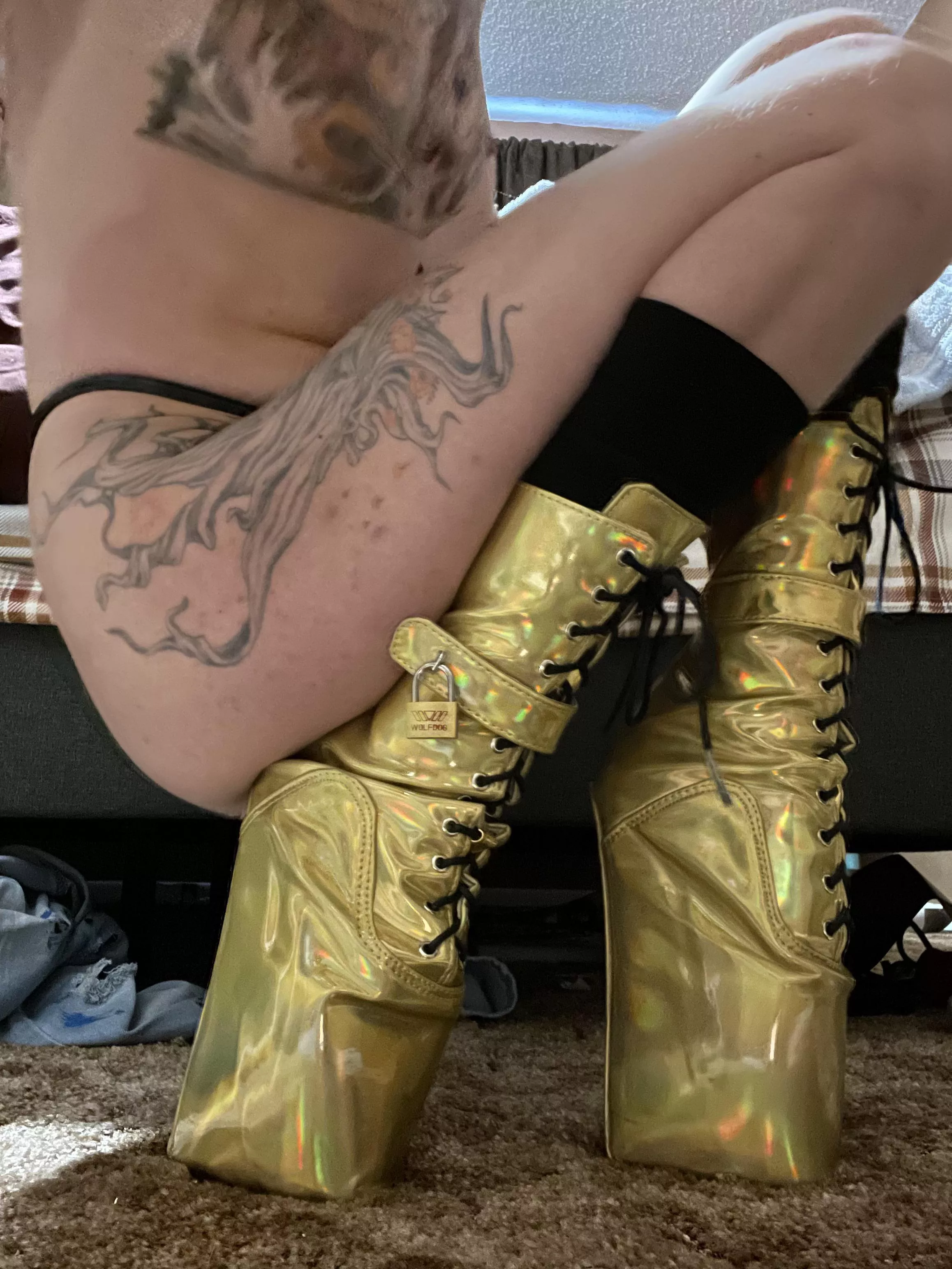 I love my shiny boots~