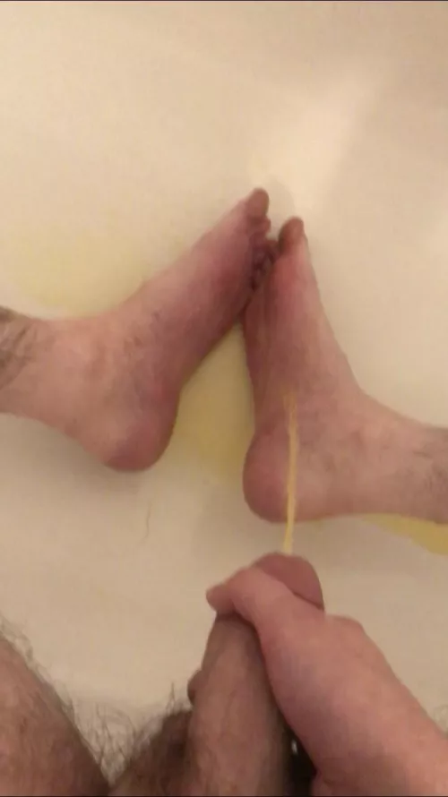 I love pissing on my feet, it’s so 🤤.