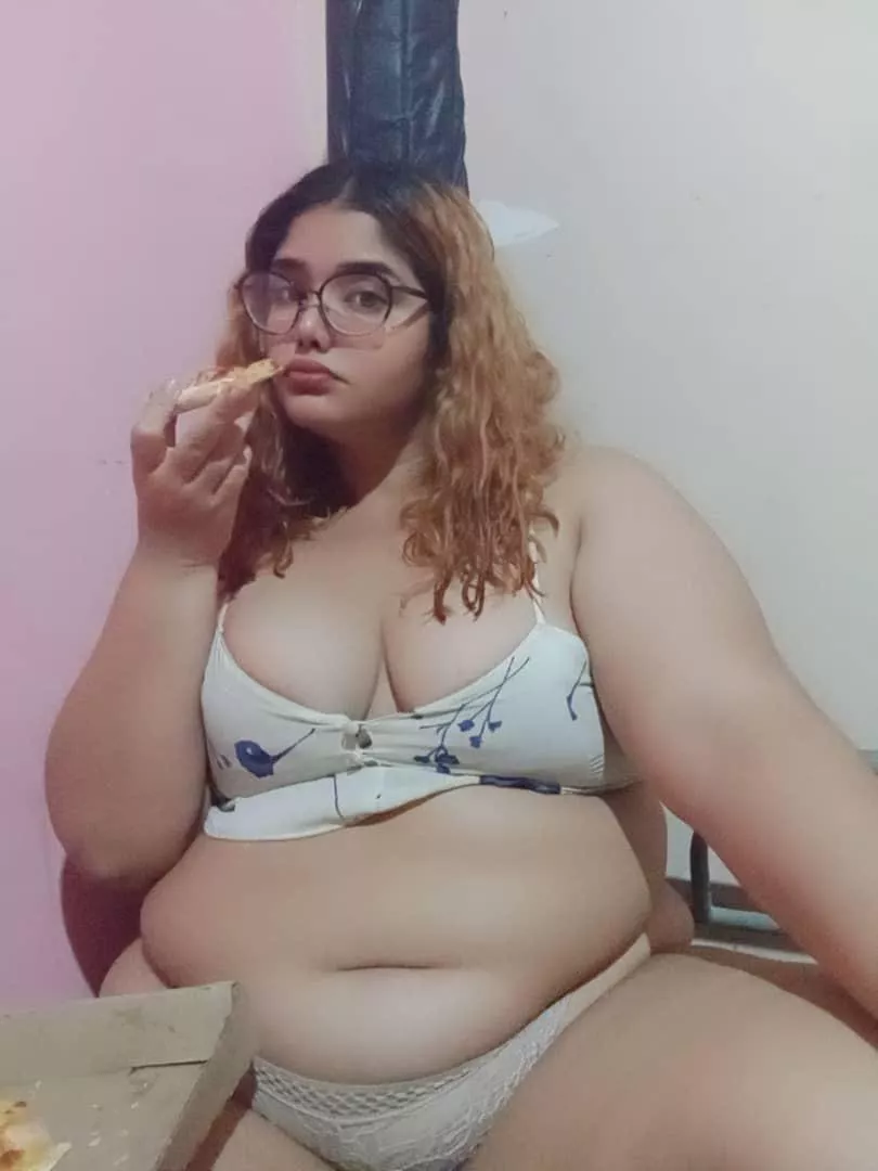 I love pizza, I could eat 6 family members, help me eat until I can't move ✨✨