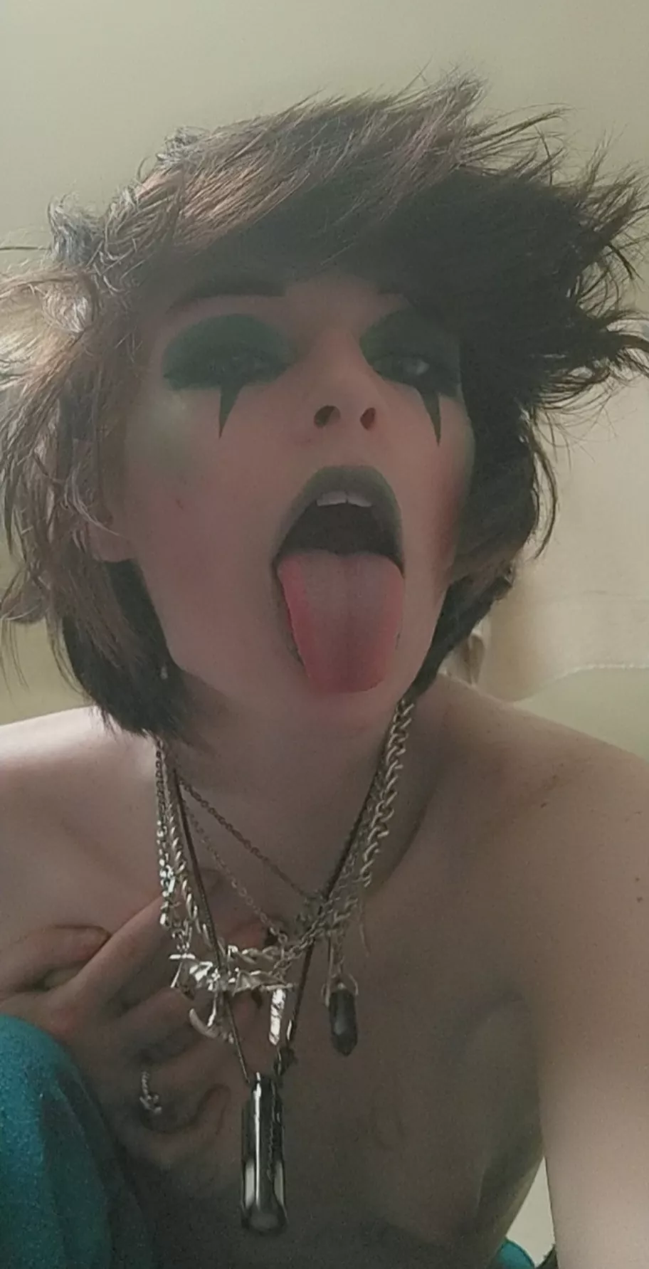 I love sticking my tongue out like a little slut