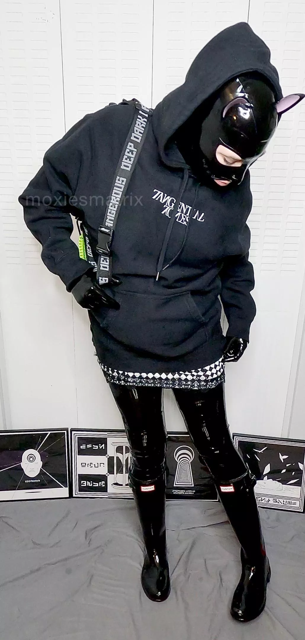 I love the feeling of latex under a big soft hoodie ?