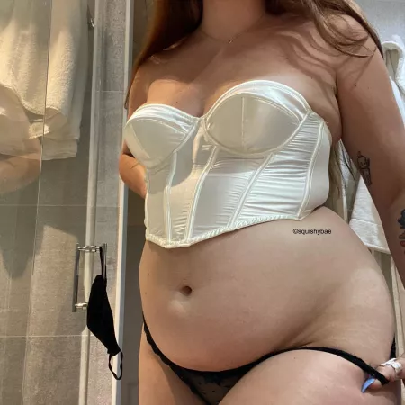 I love the way my belly peeks out of this corset top ๐ I love the way my belly peeks out of this corset top ๐