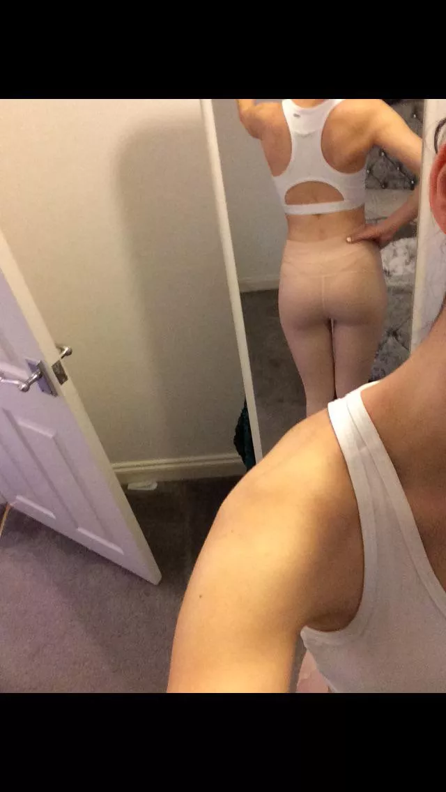 I love these yoga pants 🍑 I love these yoga pants 🍑
