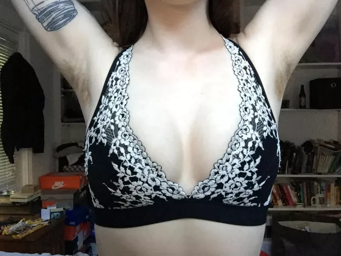 I love to confuse people with my girly outfits and hairy pits 🌸