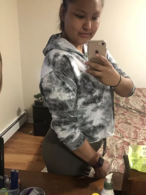 I love wearing a crop top and tight leggings to workout 💋