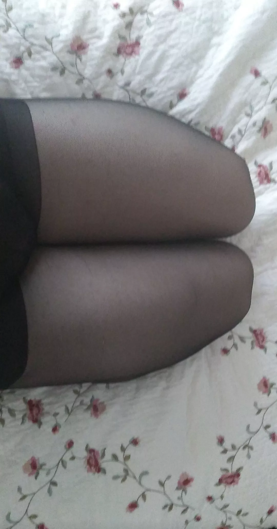 I love wearing tights, I also love the feeling of guys sliding their throbbing cocks between my thighs